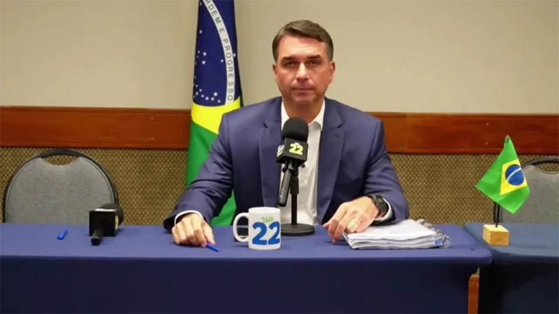 Bolsonaro llama &ldquo;cobarde&rdquo; a Lula y apela al voto &uacute;til para resolver la elecci&oacute;n el domingo