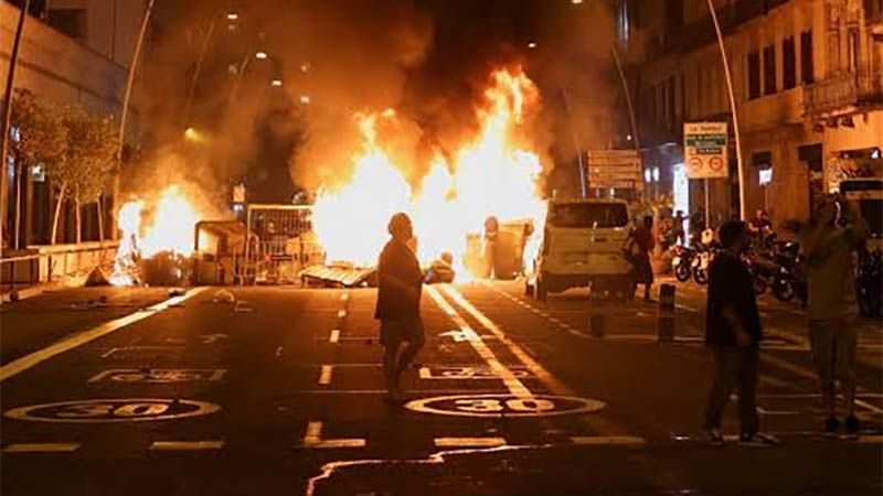 Protesta por la vivienda termina con disturbios y represi&oacute;n policial en Barcelona