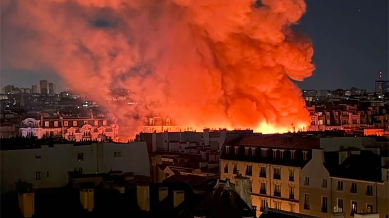 Un incendio arrasa uno de los mercados hist&oacute;ricos m&aacute;s emblem&aacute;ticos de Par&iacute;s (video)