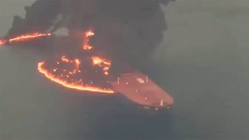 Un superpetrolero ardi&oacute; en llamas tras chocar con una mina al salir del estrecho de Ormuz