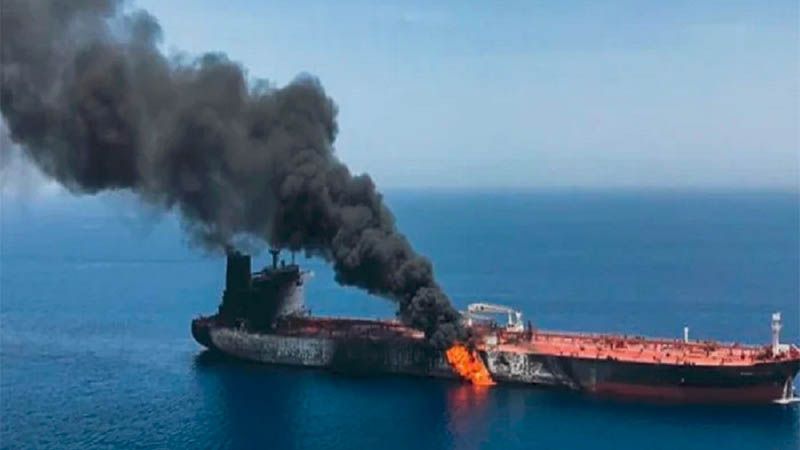 Un petrolero explota tras intentar cruzar una zona no autorizada en el estrecho de Ormuz