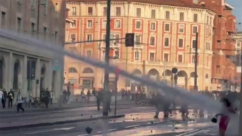 El momento en que un ca&ntilde;&oacute;n de agua derriba a una mujer en las protestas de Italia (video)