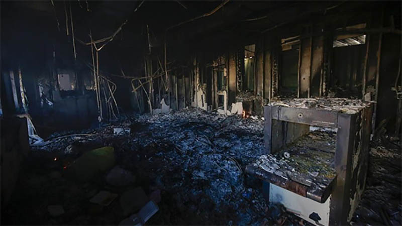 restos carbonizados del puesto de control y la recepción