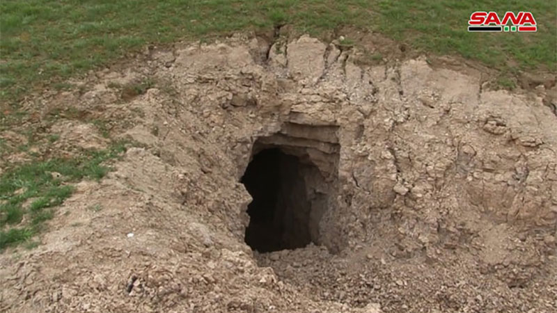 entrada de una red de túneles en un campamento de Daesh